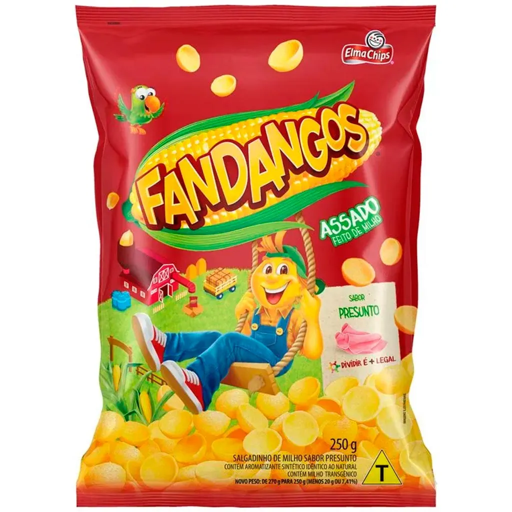 Pacote de salgadinho Fandangos sabor presunto sobre fundo branco
